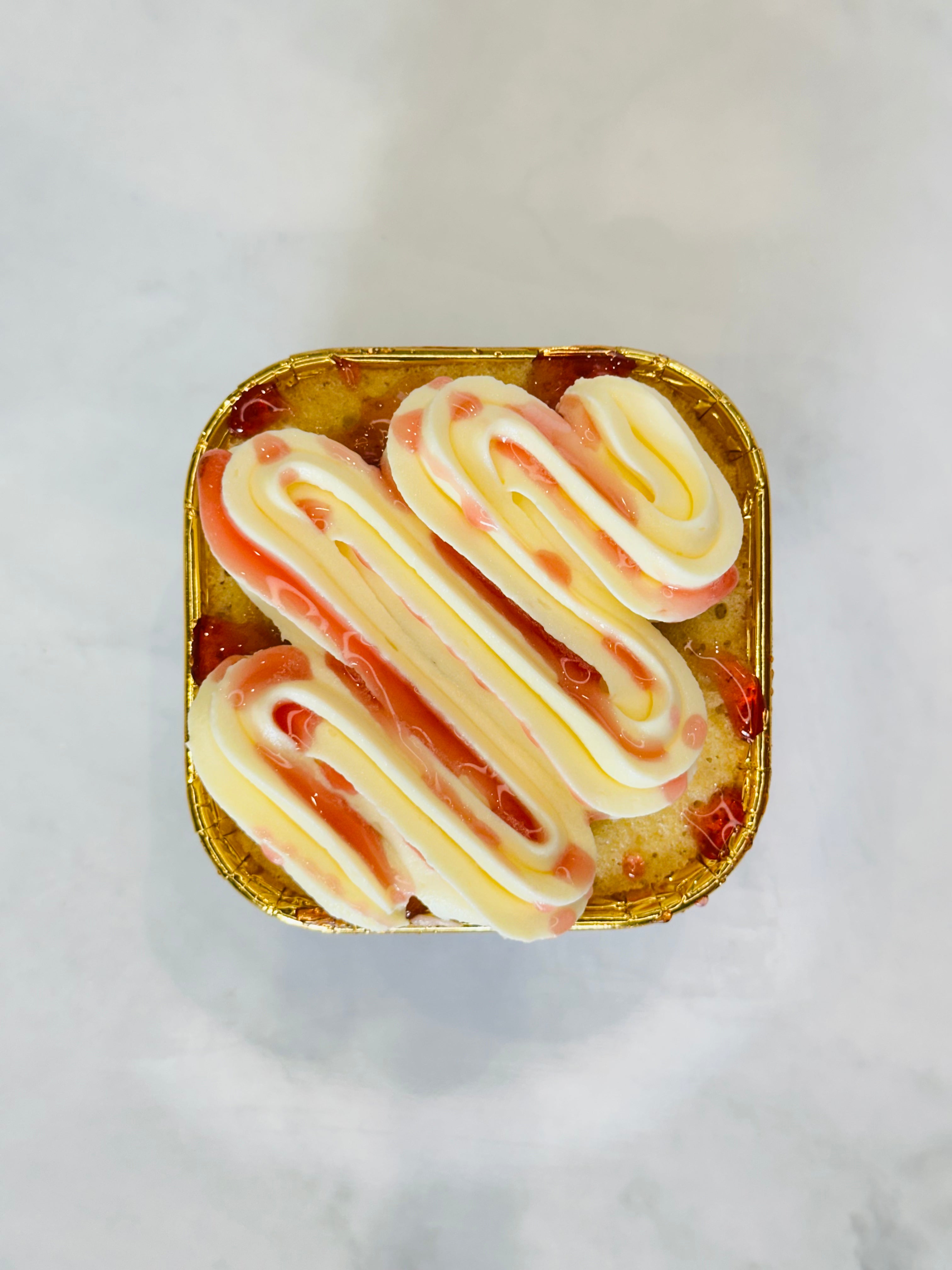 Victoria Sponge Mini Cakie Tin 🍓